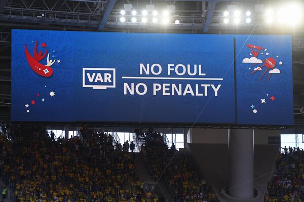 Placa dizendo Sem pênalti no jogo Brasil-Costa Rica, em 22 de junho de 2018, no estádio São Petersburgo - Sputnik Brasil