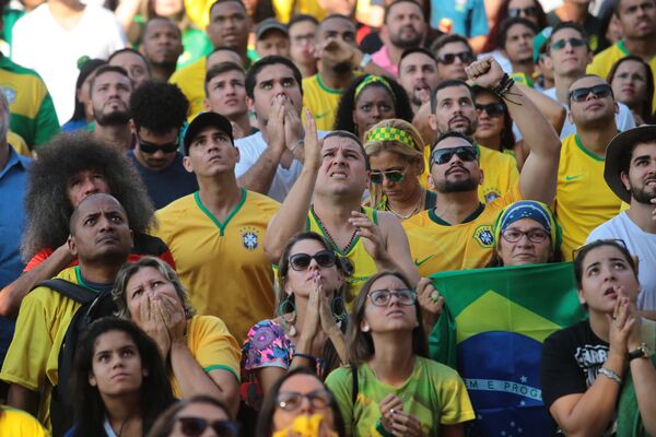 Torcedores brasileiros assistem o duelo contra a Costa Rica no Boulevard Olímpico, no Rio de Janeiro. Formats: picture - Sputnik Brasil