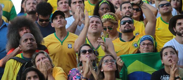 Torcedores brasileiros assistem o duelo contra a Costa Rica no Boulevard Olímpico, no Rio de Janeiro. Formats: picture - Sputnik Brasil