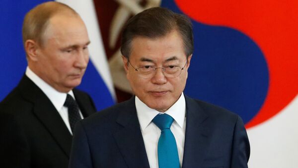O presidente da Coreia do Sul, Moon-Jae-in, e seu homólogo russo, Vladimir Putin - Sputnik Brasil