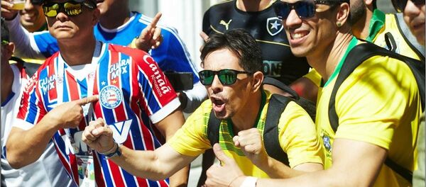 O baiano Max Peixoto, à direita, encontrou um jeito de ganhar dinheiro na Rússia: virou guia turístico de brasileiros na Copa do Mundo. - Sputnik Brasil