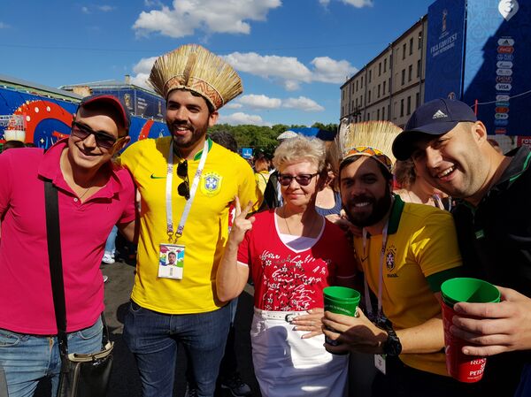 Torcedores brasileiros tirando foto com russos na FIFA FAN FEST de São Petersburgo. - Sputnik Brasil