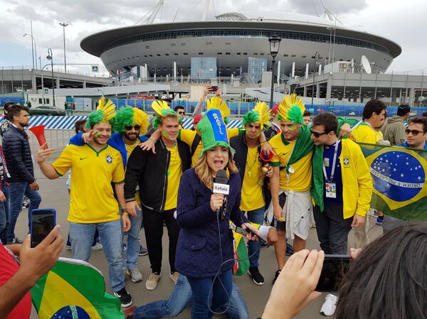 Brasileiros dando entrevista para canal na entrada do estádio São Petersburgo. - Sputnik Brasil