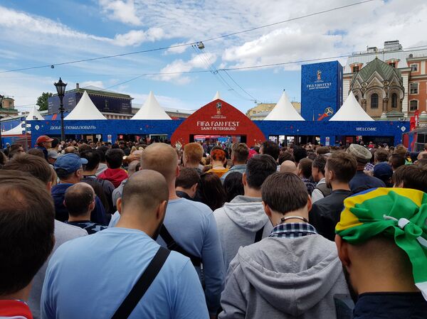 Torcedores se aglomeram para entrar na FIFA FAN FEST em São Petersburgo em pleno jogo entre Brasil e Costa Rica. - Sputnik Brasil