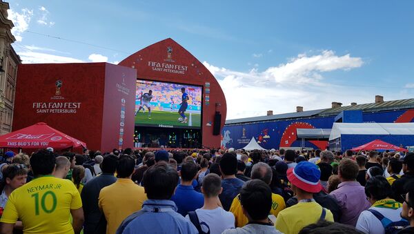 Torcida na FIFA Fan Fest, em São Petersburgo, durante a Copa do Mundo de 2018. - Sputnik Brasil