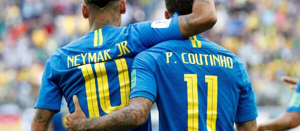 Neymar e Philippe Coutinho se abraçam durante partida contra a Costa Rica.Os dois jogadores foram os autores dos gols da partida, garantindo a vitória brasileira nos acréscimos. - Sputnik Brasil