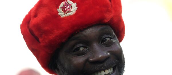 Torcedor nigeriano sorri com um gorro soviético enquanto assiste a seleção da Nigéria vencer a Islândia por 2x0 em Volgogrado durante a Copa do Mundo. - Sputnik Brasil
