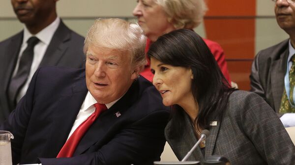 Donald Trump e Nikki Haley na sede da Organizalão das Nações Unidas (ONU) antes de uma reunião da Assembleia Geral da ONU em 18 de setembro de 2017. - Sputnik Brasil