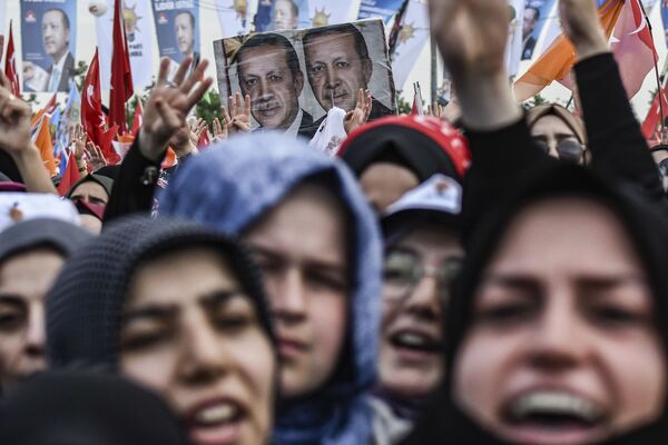 Apoiadores saudando o presidente turco e líder do Partido da Justiça e Desenvolvimento (AKP), Recep Tayyip Erdogan, durante um comício pré-eleitoral em Istanbul. - Sputnik Brasil