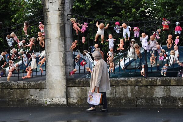 Bonecas penduradas na cerca de um hospital na França em protesto contra reduções de pessoal na maternidade. - Sputnik Brasil