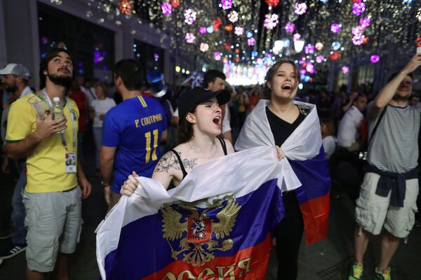 Torcida russa celebrando nas ruas de Moscou a vitória da Seleção no jogo com o Egito. - Sputnik Brasil
