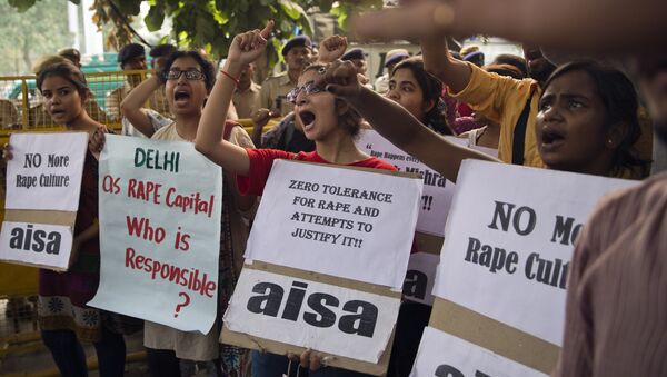 Estudantes indianos em protesto contra os incidentes relacionados a estupros em Nova Délhi, Índia (arquivo) - Sputnik Brasil