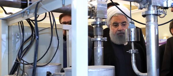 President Hassan Rouhani listens to explanations on new nuclear achievements at a ceremony to mark National Nuclear Day, in Tehran, Iran, Monday, April 9, 2018 - Sputnik Brasil