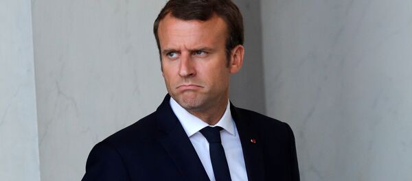 French President Emmanuel Macron walks back to his office after a meeting with guests at the Elysee Palace in Paris, France, August 31, 2017 - Sputnik Brasil