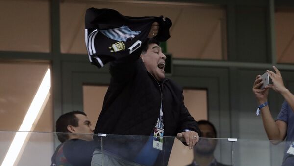 Argentina's former soccer star Diego Maradona cheers for his team before the group D match between Argentina and Croatia at the 2018 soccer World Cup in Nizhny Novgorod Stadium in Nizhny Novgorod, Russia, Thursday, June 21, 2018 - Sputnik Brasil