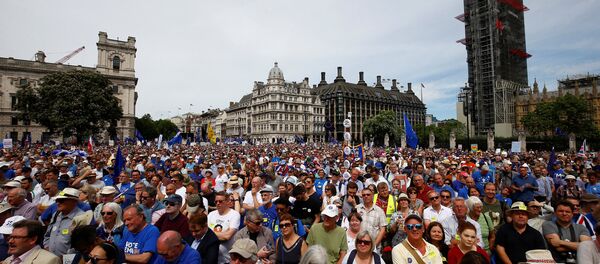 Manifestantes contra o Brexit encheram as ruas de Londres no sábado, 23 de junho de 2018. - Sputnik Brasil