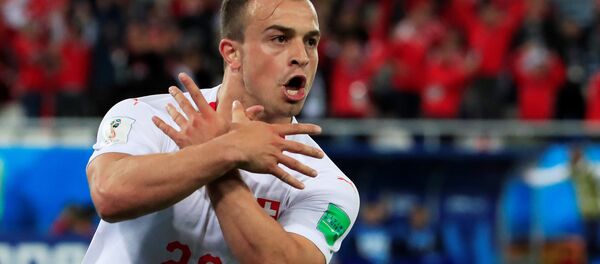 O suíço Shaqiri comemora seu gol na vitória da seleção da Suíça contra a Sérvia durante a fase de grupos da Copa do mundo de 2018. O símbolo que ele faz seria uma representação da águia da bandeira albanesa, e foi considerado uma provocação contra a Sérvia. A FIFA abriu investigação sobre o caso. - Sputnik Brasil