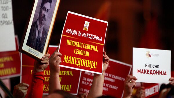 Manifestantes levantam cartazes na Macedônia contra a mudança de nome do país, acordada com a Grécia. protesto aconteceu em frente ao Parlamento macedônia em 23 de junho de 2018. - Sputnik Brasil