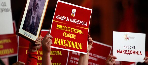 Manifestantes levantam cartazes na Macedônia contra a mudança de nome do país, acordada com a Grécia. protesto aconteceu em frente ao Parlamento macedônia em 23 de junho de 2018. - Sputnik Brasil