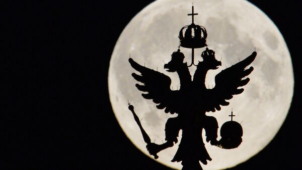 Silhueta do escudo da Rússia no Kremlin com Lua no fundo - Sputnik Brasil