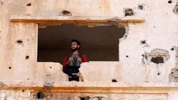 Um combatente do Exército Livre da Síria é visto na área de Yadouda em Deraa, na Síria, em 29 de maio de 2018. - Sputnik Brasil