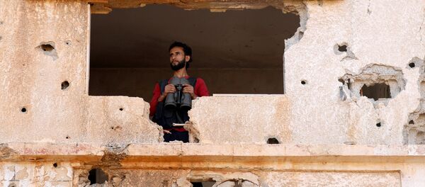 Um combatente do Exército Livre da Síria é visto na área de Yadouda em Deraa, na Síria, em 29 de maio de 2018. Um combatente do Exército Livre da Síria é visto na área de Yadouda em Deraa, na Síria, em 29 de maio de 2018. - Sputnik Brasil