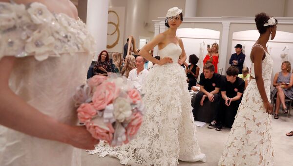 Modelos se apresentam durante o 14º Concurso Anual de Vestidos de Noiva de Papel Higiênico em Nova York - Sputnik Brasil
