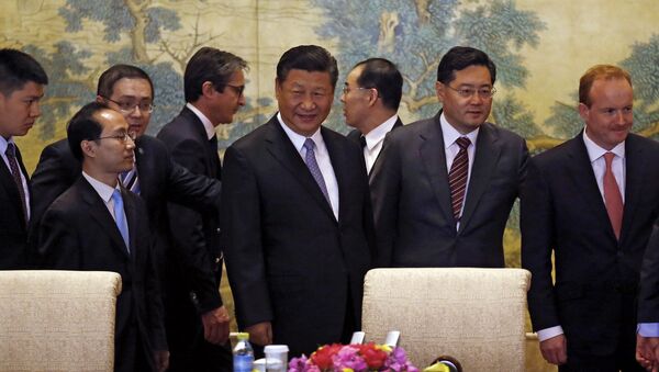 O presidente chinês, Xi Jinping, conversa com os membros de um comitê executivo global à medida que eles chegam para uma cúpula em Diaoyutai, Pequim. - Sputnik Brasil