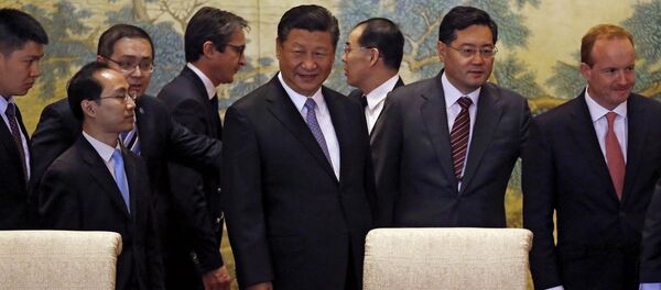 O presidente chinês, Xi Jinping, conversa com os membros de um comitê executivo global à medida que eles chegam para uma cúpula em Diaoyutai, Pequim. - Sputnik Brasil