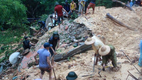 Pessoas fazem buscas sobre um deslizamento de terra causado por fortes enchentes no Vietnã. (Foto de Arquvo) - Sputnik Brasil