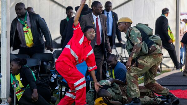 Equipes médicas atendem feridos em explosão durante comício Emmerson Mnangagwa, em Bulawayono, no Zimbábue. - Sputnik Brasil