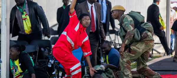 Equipes médicas atendem feridos em explosão durante comício Emmerson Mnangagwa, em Bulawayono, no Zimbábue. - Sputnik Brasil