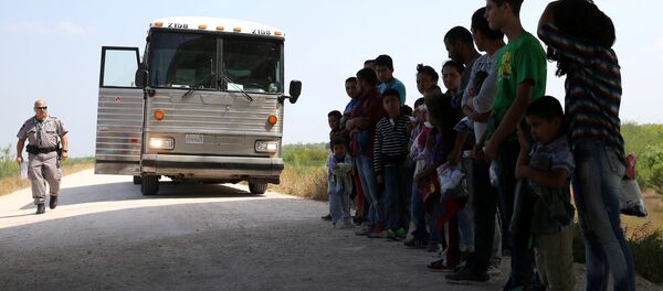 Imigrantes ilegais na fronteira entre o México e os EUA - Sputnik Brasil