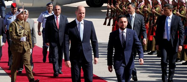 Britain's Prince William and Jordan's Crown Prince Hussein bin Abdullah II review the honour guard in Amman, Jordan, June 24, 2018 - Sputnik Brasil
