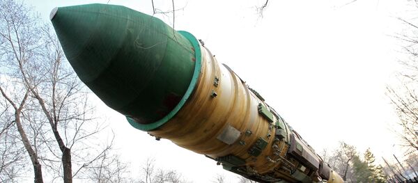Míssil balístico intercontinental RS-20 em um parque em Orenburgo - Sputnik Brasil