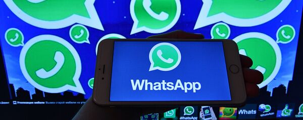Logotipo do WhatsApp no monitor do smartphone e computador, 25 de março de 2017 - Sputnik Brasil
