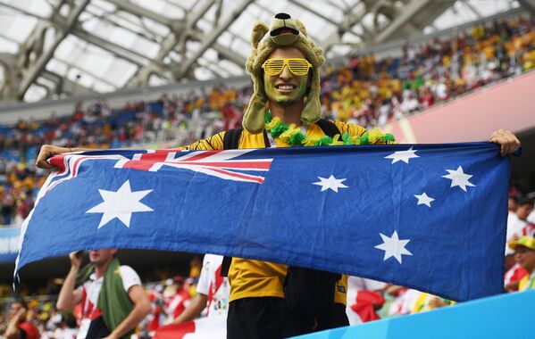Torcedor australiano acompanhando o jogo com o Peru no estádio Fisht, em Sochi - Sputnik Brasil