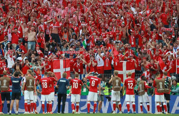 Dinamarqueses comemoram classificação para as oitavas de final após um 0 a 0 com a França em Moscou - Sputnik Brasil