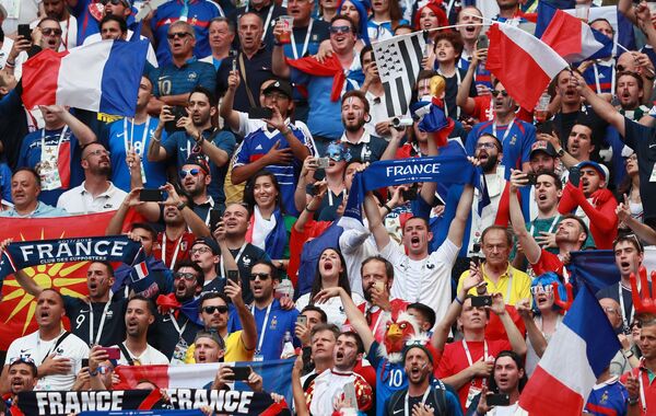 Torcida francesa fazendo festa no estádio Luzhniki, em Moscou - Sputnik Brasil