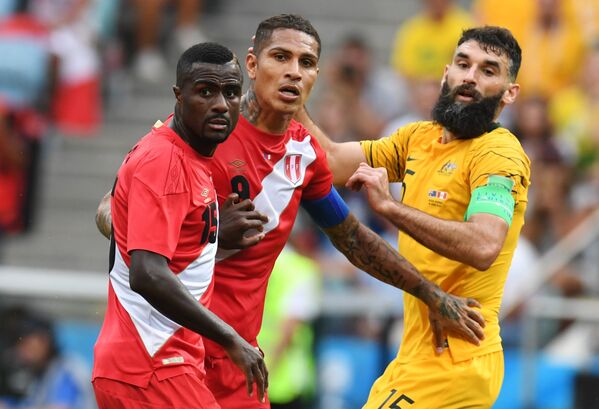 Christian Ramos e Paolo Guerrero, do Peru, e Mile Jedinak, da Austrália, durante o confronto entre as duas seleções em Sochi - Sputnik Brasil