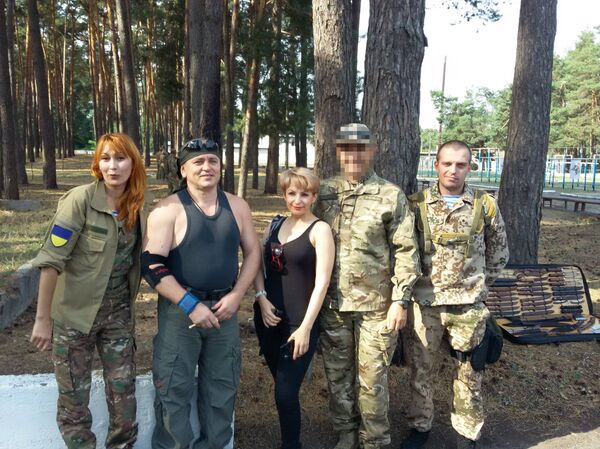 Polígono da Guarda Nacional, treinamento dedicado à memória do coronel do Departamento Principal de Inteligência das Forças Armadas da Ucrânia, Vyacheslav Galva. Da esquerda à direita: Irina Rubenstein, Andrei Lisogor, voluntária Irina e Sergei Sanovsky - Sputnik Brasil