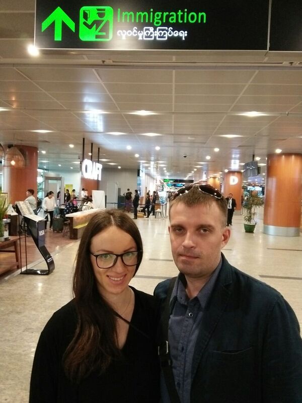 Sergei Sanovsky e sua esposa Tatiana no aeroporto de Bangkok - Sputnik Brasil