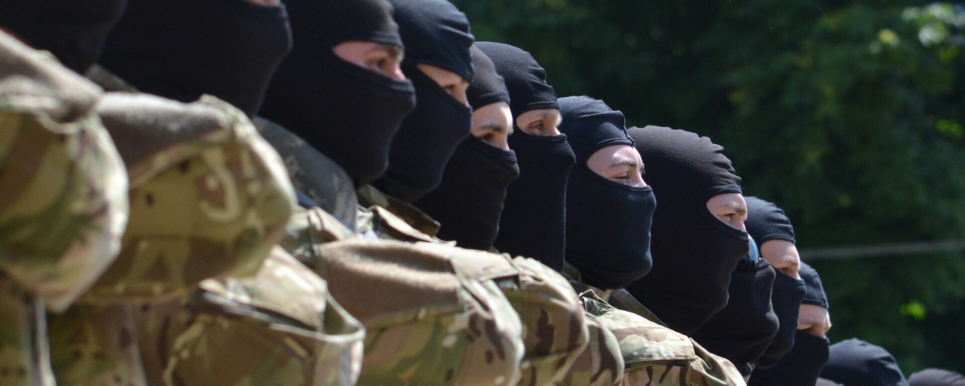 Combatentes do batalhão Azov prestam juramento em Kiev antes de serem enviados a Donbass, julho de 2014   - Sputnik Brasil, 1920, 08.12.2022