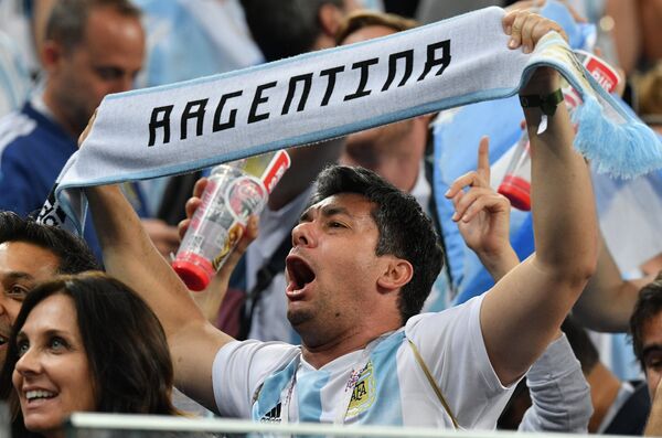 Torcedor celebra a classificação da Argentina para a próxima fase do Mundial - Sputnik Brasil
