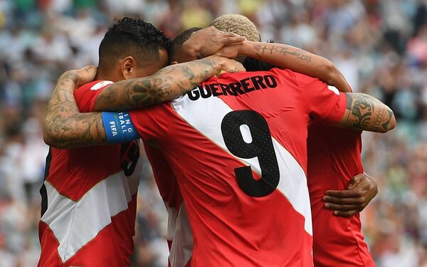Paolo Guerrero e companhia comemoram gol do Peru sobre a Austrália em Sochi - Sputnik Brasil