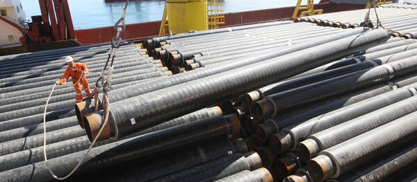 Colocação de tubulações de gás em assentador de tubos do convés (foto de referência) - Sputnik Brasil