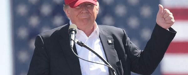 O presidente dos EUA, Donald Trump, Donald Trump, usa um boné Make America Great Again em um comício no Arizona, quando ainda era candidato (arquivo) - Sputnik Brasil