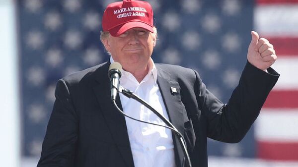 O presidente dos EUA, Donald Trump, Donald Trump, usa um boné Make America Great Again em um comício no Arizona, quando ainda era candidato (arquivo) - Sputnik Brasil