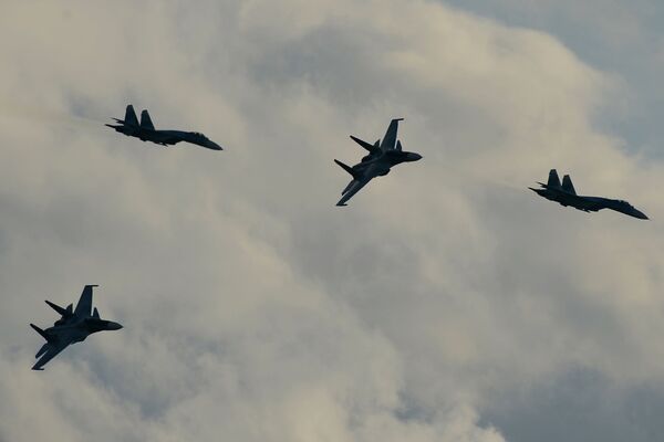 Aviões Su-34 durante o programa do Fórum Técnico-Militar Internacional Exército 2015 na cidade de Kubinka - Sputnik Brasil