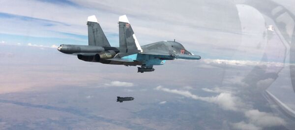 Caça-bombardeiro Su-34 efetuando ataques aéreos nas províncias de Raqqa e Aleppo (foto de arquivo) - Sputnik Brasil